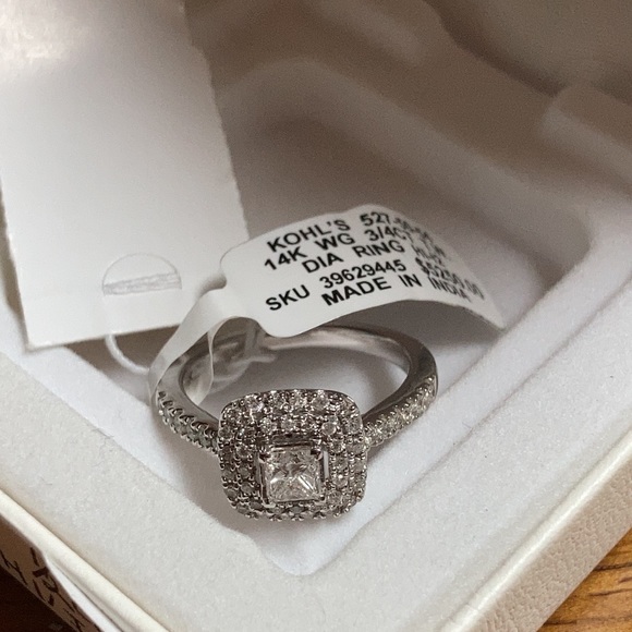 Vera Wang Diamond Ring - Picture 4 of 8